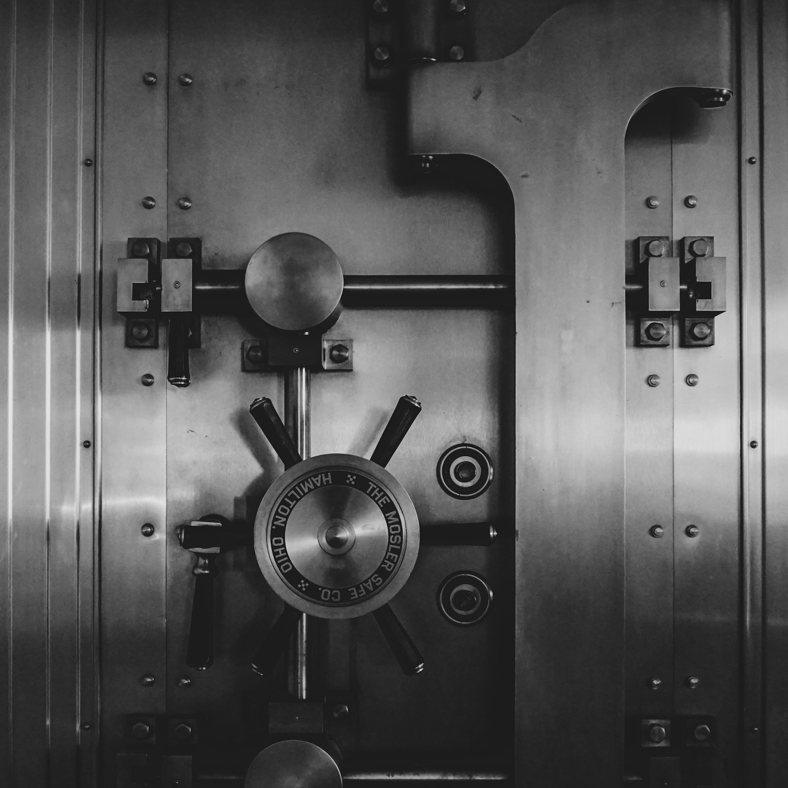 Puerta acorazada de una cámara de seguridad bancaria