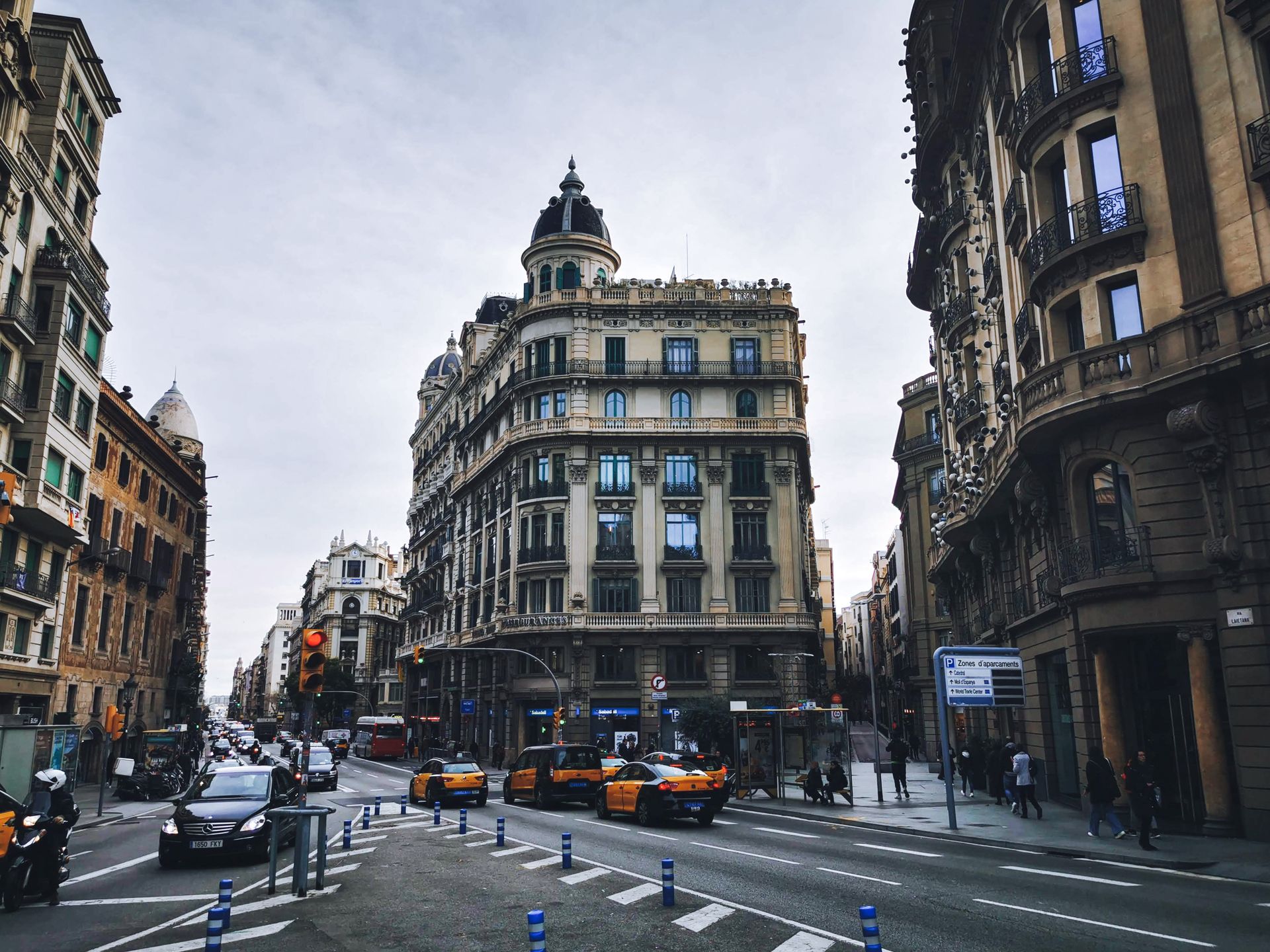 Edificio modernista en una esquina de Barcelona